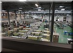 De inpakafdeling van chocoladefabriek 'Valor' in vol bedrijf