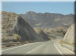 De weg snijdt door een mooi landschap, onderweg naar Torrox