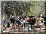 De instrumenten worden gestemd en de eerste foto's genomen tijdens de barbecue langs de Rio Guano