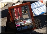 Spiegel, gordijnroe en een leeg doosje, allemaal te koop op de rastro in Nerja