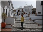 Als bergdorpje heeft Frigiliana natuurlijk een uitgebreid assortiment steile straatjes - deze met een jarige erin!
