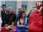 Het contrast in kleding tussen toeschouwers en deelnemers is groot, bij Nerja's carnaval