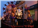 Vadertje - of is het Moedertje? - Tijd  tijdens de carnavalsoptocht in Nerja