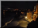 Het strand van Nerja ligt er verlaten bij, 's avonds tijdens carnaval