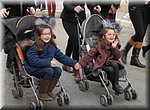 Tweeling? Vriendinnetjes? Hand in hand meedoen in de rouwstoet tijdens de uitvaart van de Ansjovis in Nerja