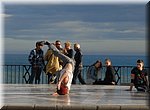 Terwijl Nerja ondergedompeld is in smart wordt op het Balkon van Europa een breakdance demonstratie gehouden