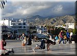 Wachten op het vuurwerkt tijdens de uitvaart van de Ansjovis in Nerja