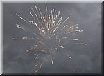 De zon is nog maar net onder als het vuurwerk rond - en in - de Ansjovis wordt aangestoken