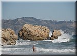 Aan het strand van El Saln in Nerja zien we de eerste baders van het seizoen... brrrrr