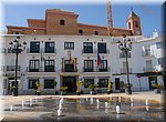 Gemeentehuis van Torrox Pueblo met op de achtergrond de nieuwe Nostra Signora de la Encarnacin kerk aan het Plaza de la Constitucin