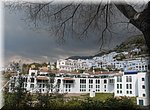 Dreigende wolken pakken zich samen boven de markt van Frigiliana
