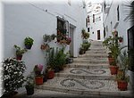 Veel groen langs de Calle Real in Frigiliana