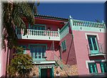 Kleurig hotel in Maro