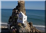Aan het strand tussen Nerja en Torrox wordt een gedenkrots gebruikt