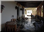 De lommerrijke veranda voor de woning van Leif