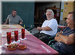 Met Carl en Nicole een glaasje tinto verano drinken bij Casa Maria in Torrox; de waard houdt ons even gezelschap
