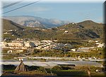 Wolken blijven hangen achter de toppen van de Siera de Tejera, achter de huizen van Torrox Perk