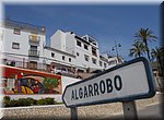 Een kleurig tegeltableau bij n van de toegangswegen naar Algarrobo