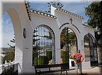 Het 'Venter aan zee' met ernaast de ingang naar het kerkhof, in Algarrobo