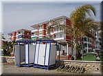 Scheve badhokjes langs de boulevard in Algarrobo Costa