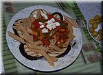 Pasta op een bedje van gegrilde augergine, op de camping in Torrox