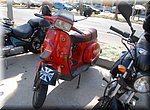 De Coca Cola Vespa houdt zich staande tussen al dat motorgeweld!