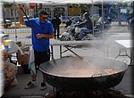 Om alle hongerige magen te vullen wordt een pannetje paella bereid
