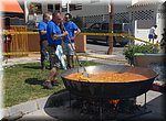 De paella begint vorm te krijgen, bij het motortreffen in Torrox