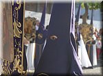 Uit schaamte voor het lijden van Christus wordt het gelaat verborgen, tijdens de processie op Witte Donderdag in Vlez-Mlaga