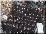 Een intieme zaak, het dragen van een trono tijdens de processie op Witte Donderdag in Vlez-Mlaga