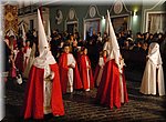 Na urenlang in de processie te hebben gelopen zijn de kinderen al knap verveeld, op Witte Donderdag in Vlez-Mlaga