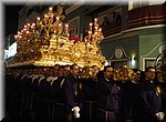 De handen op de schouders van de voorganger, op Witte Donderdag in Vlez-Mlaga