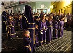 Ook de kinderen lopen inmiddels al urenlang mee, in de processie op Witte Donderdag in Vlez-Mlaga