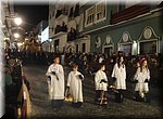 De wierooklopers hebben een kleine voorsprong, tijdens de processie op Witte Donderdag in Vlez-Mlaga