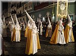 Inmiddels is het al ver na middernacht, tijdens de processie op Witte Donderdag in Vlez-Mlaga