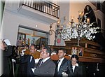 Een extra kussen draagt er zorg voor dat deze dame tch draagt, op Goede Vrijdag in Torrox