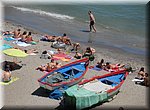 Veel drukte op het Playa Calahonda, aan de voet van het Balkon van Nerja