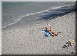 Het is soms niet eenvoudig, lezen in de zon op Playa El Saln in Nerja