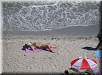 Je kunt je boek natuurlijk ook als sunblock gebruiken, op het Playa El Saln in Nerja