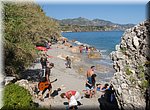 Zon, zee, strand en een gitaar; het leven is goed aan het Playa Carabeillo in Nerja   En maar hopen dat ie ook kan zingen...