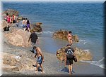 Het water is nog fris, in april aan het Playa Carabeillo in Nerja