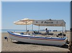 Overal op het strand van Torre del Mar zien we deze tot gril omgebouwde vissersbootjes