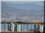 Het is nog niet druk met de strandbedverhuur, in Torre del Mar