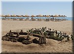 De zandkunstwerken worden afgewerkt met verf, in Torremolinos