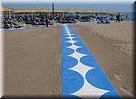 Mooi gestilleerde paden lopen naar de diverse strandtenten, op het strand van Torremolinos