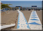 Elke strandtent heeft zijn eigen motief, op de strandvlonders in Torremolinos