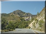 Boven ons verdwijnt de A7 in de rotswand, onderweg van Almucar naar Torrox