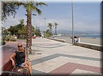 We verpozen ons even aan de boulevard van Torre del Mar, wachtend tot Spanje weer wakker wordt