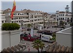 Vanaf het eveneens geopende regionale museum van Nerja hebben we een fraai uitzicht op de feestelijke 'Noche en Blanco' op het Plaza Espaa