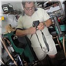 De schoenmaker snijdt de kunststof bekleding van onze Nikon wat bij